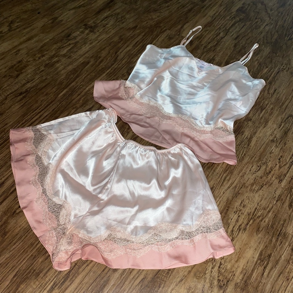 SOLD VICTORIA’S SECRET SATIN PAJAMA SET 💕😴